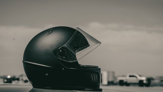 czarny kask integralny motocyklowy