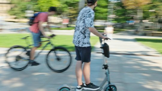 Kask obowiązkowy dla młodych rowerzystów i użytkowników hulajnóg. Nowe przepisy już obowiązują
