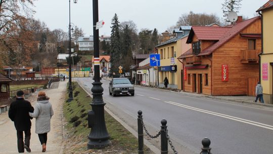 Kaskadowa degradacja dróg w centrum Nałęczowa
