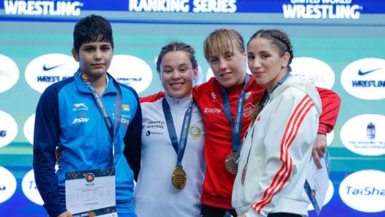 Katarzyna Krawczyk i Anhelina Łysak na podium zawodów w Budapeszcie
