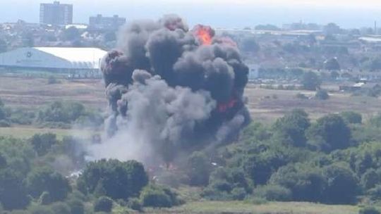 Katastrofa samolotu na pokazach lotniczych w Wielkiej Brytanii. Spadł na samochody (wideo)