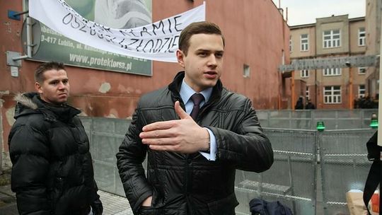 Katolicki krzyż na lotnisku? Poseł Palikota krytykuje pomysł