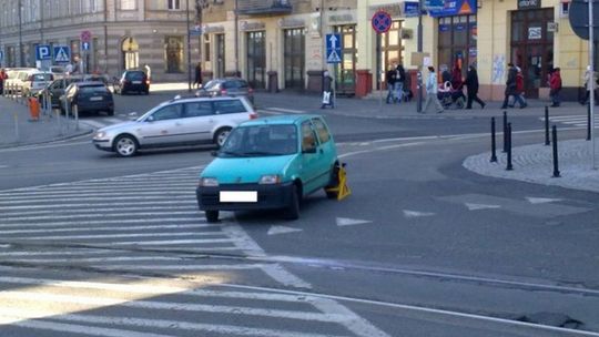 Katowice: Zostawił samochód na środku skrzyżowania (wideo)