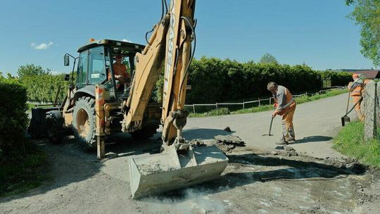 Kawałek po kawałku. Położą nowy asfalt w 10 wioskach