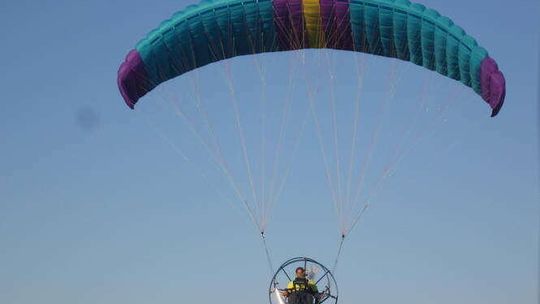 Kawęczyn: Paralotniarz zaczepił o linie energetyczne i spadł