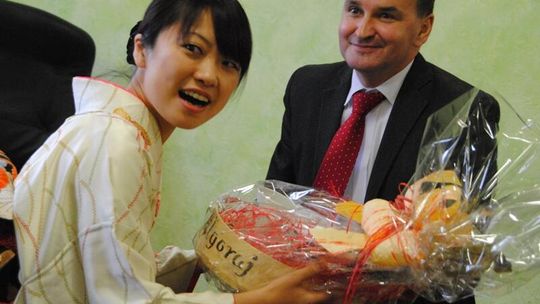 Kayo Takase u dzieci z Zespołu Szkoły Podstawowej i Gimnazjum w Gromadzie