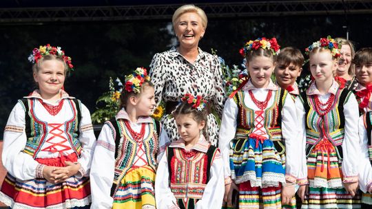 Każdy chciał zdjęcie z żoną prezydenta. Agata Kornhauser-Duda w Mniszku