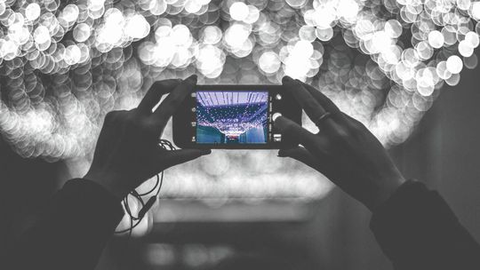 "Każdy coś grzebie w swoim smartfonie". Psycholog z Lublina ostrzega przed uzależnieniem 