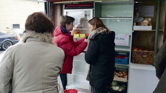 Każdy może zostawić tu jedzenie. Jadłodzielnia cieszy się powodzeniem