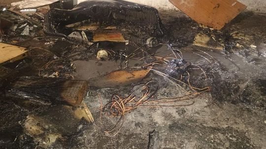 Kazimierscy policjanci uratowali włamywacza z płonącego młyna w Bochotnicy