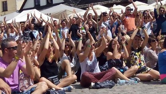 Kazimierz Dolny: Bicie rekordu w zbiorowym głośnym śmiechu (wideo)