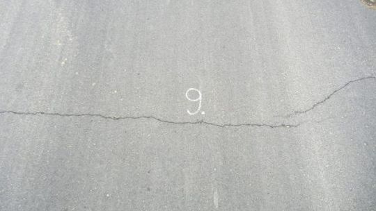 Kazimierz Dolny: Droga gminna, a pęka jak autostrada