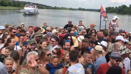 Kazimierz Dolny: Pasażerowie rozbujali prom, bo utknął na mieliźnie [wideo]