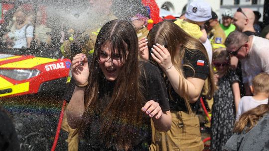 Kazimierz Dolny pod wodą! Strażacki śmigus-dyngus przyciągnął tłumy