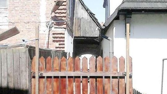 Kazimierz Dolny. Właściciel restauracji postawił płot, turyści muszą chodzić naokoło