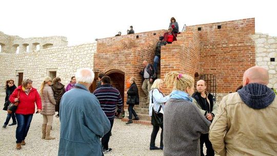 Kazimierz Dolny: Zamek otwarty, na toalety trzeba poczekać