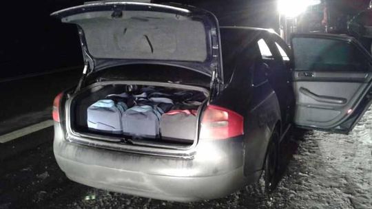 Kazimierzówka: Kierowca chciał rozjechać policjanta, padły strzały