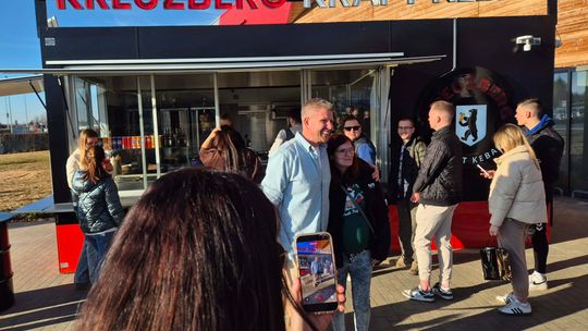 budka z kraftowym kebabem Filipa Chajzera podczas uroczystego otwarcia