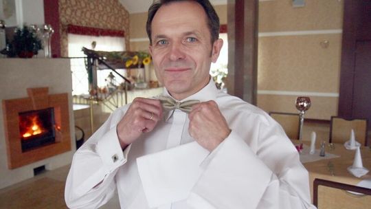 Kelnerkę kelner nosi na ręku