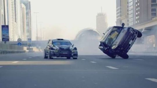 Ken Block w Dubaju. Zobacz co wyczynia z fordem fiestą