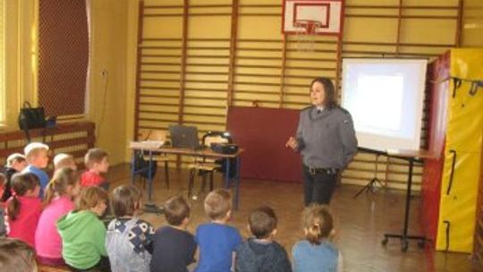 Kępa Piotrawińska: Policjanci przyszli do szkoły