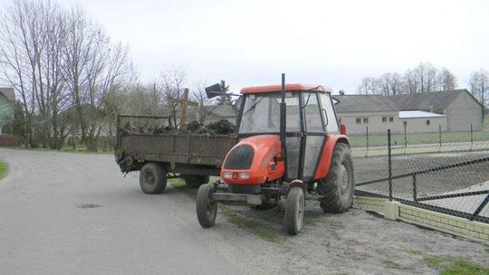 Kępki (pow. radzyński) Pijany traktorzysta z gnojem wjechał w ogrodzenie i zasnął