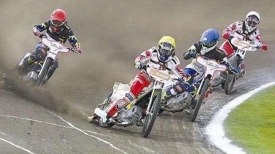 Kibic musi się mocno nagimnastykować, żeby obejrzeć wszystkie ważne wydarzenia