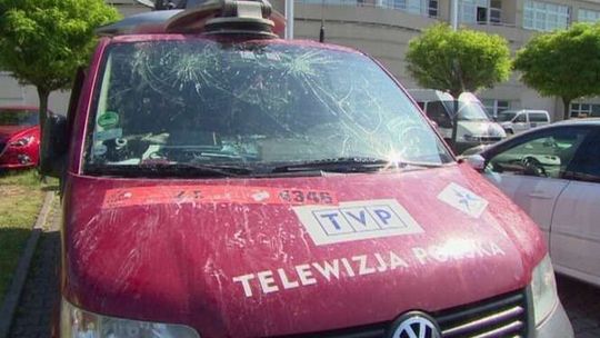 Kibice Lecha Poznań zniszczyli wóz transmisyjny TVP. Zatrzymano 59 osób (wideo)