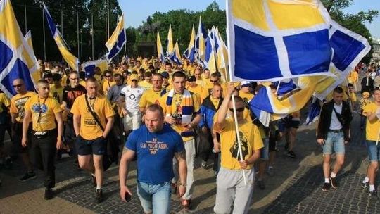 Kibice Motoru przemaszerowali na Arenę Lublin (wideo, zdjęcia)