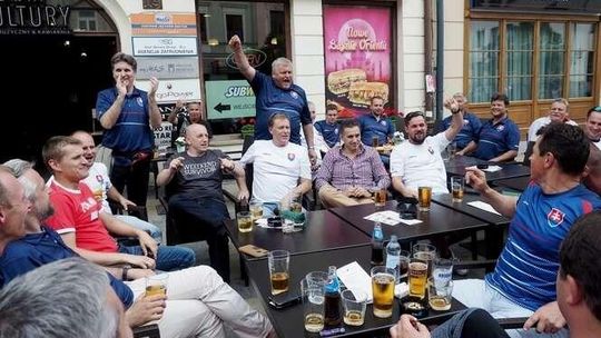 Kibice Polski i Słowacji przed meczem w Lublinie. Chwalą miasto i... polskie trunki