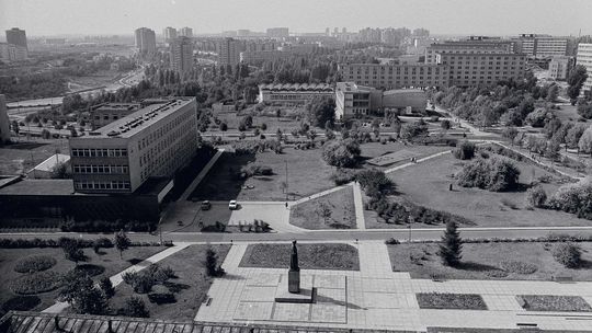 Kibice w "Olimpijskim", studenci w "Trojce". Zobacz, jak stołowano się lata temu