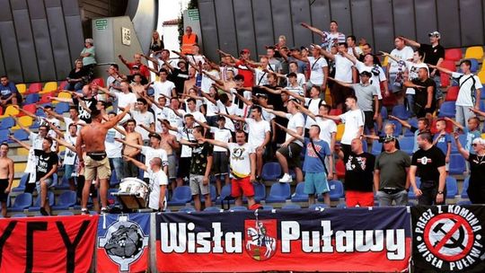 Kibice Wisły Puławy "hajlowali" na meczu. Sąd skazał za opublikowanie zdjęcia