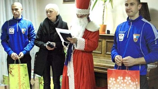 Kibice Wisły Puławy z prezentami dla dzieci