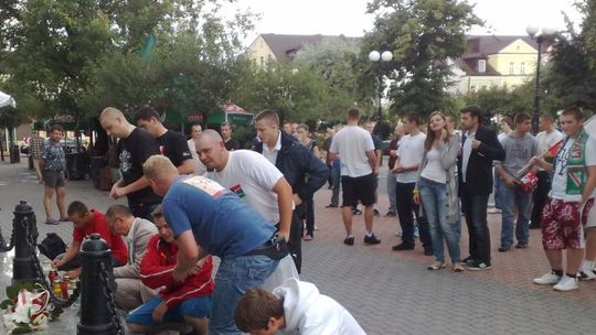 Kibice z posłem oddali hołd ofiarom i bohaterom