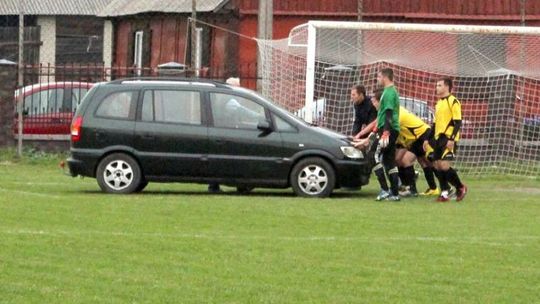 Kibice zajęli miejsca parkingowe, ojciec pana młodego zaparkował w bramce