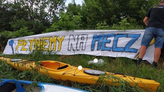Kibice żużlowi Motoru Lublin popłynęli na mecz do Torunia kajakami