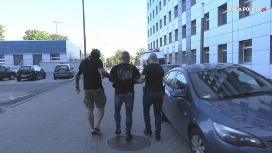 Kibole ze Śląska kręcili w śmieciach. Funkcjonariusze z Białej pomogli ich wsadzić za kraty