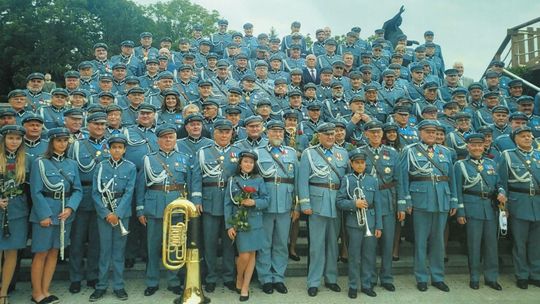 Kiedy były rektor politechniki zakłada mundur. Po co robią to Piłsudczycy?