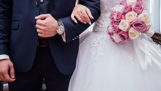 Kiedy ludzie żenią się najchętniej? Kiedy rodzi się najwięcej dzieci? Naukowiec to sprawdził