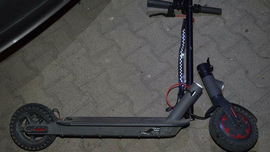 Kiedy skręcał w lewo, zderzył się z mężczyzną na hulajnodze. Jedna osoba w szpitalu