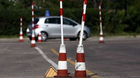 Kiedy wejdzie okres próbny dla młodych kierowców? Jest opóźnienie w ministerstwie
