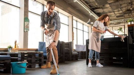 Kiedy zatrudnić firmę sprzątającą do biura