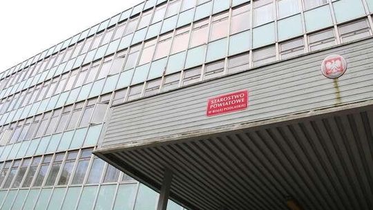 Kiedyś urzędował tu wojewoda, teraz starosta. Niebieski biurowiec do remontu