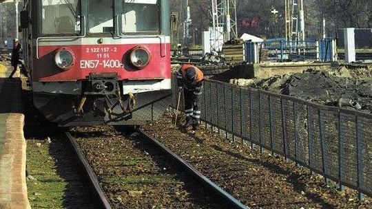 Kiepskie tory, przestarzałe pociągi i zmęczeni maszyniści. NIK o bezpieczeństwie na kolei