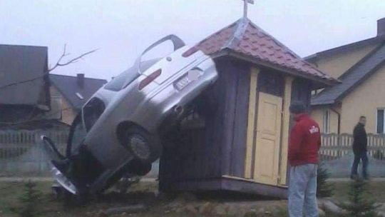 Kierowca Alfa Romeo staranował kapliczkę