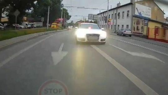 Kierowca audi bawił się w policjanta. Zmuszał innych do zjechania z drogi