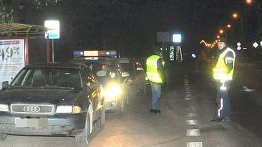 Kierowca audi chciał uniknąć kontroli drogowej. Uciekł do lasu