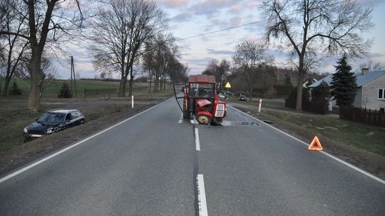 Kierowca audi wjechał w ciągnik. Kto ucierpiał bardziej?