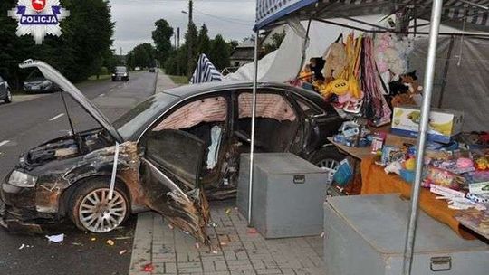 Kierowca audi wjechał w stragan odpustowy z zabawkami pod kościołem