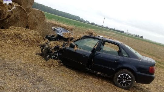 Kierowca audi zderzył się ze słomą na polu, trafił do szpitala